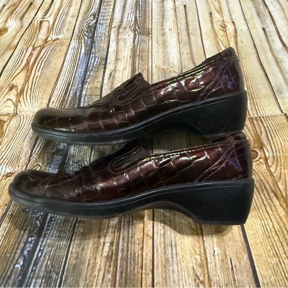Clarks Dark Brown Crocodile Pattern Loafers Womens Size 7 - Picture 4 of 5